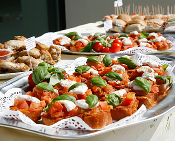 Bunte Bruschetta- und Canapé-Platten vom Partyservice Isele