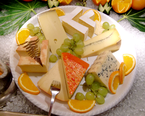 Reichhaltige Käseplatte mit frischem Obst vom Catering Isele